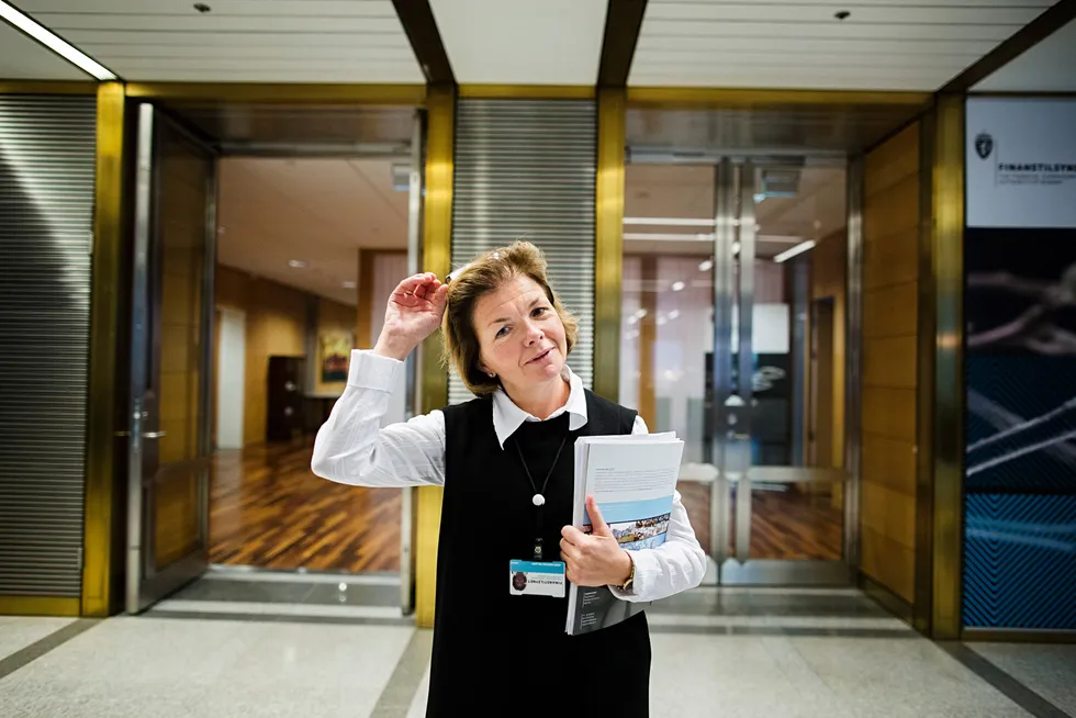 Anne Merethe Bellamy i Finanstilsynet ga DNB et rapp på fingrene for ikke å ha gitt lavere distribusjonskostnader videre til fondskundene.