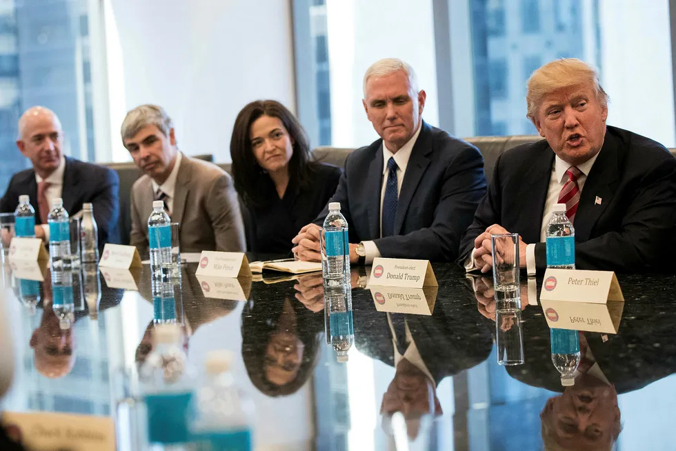 Donald Trump (f.h) og Mike Pence sin administrasjon planlegger innstramninger i visumreglene for eksperter. Det tror mange vil ramme Silicon Valley-selskaper hardt, her representert i et møte 14. desember ved Sheryl Sandberg (Facebook), Larry Page (Google) og Jeff Bezos (Amazon). Foto: Drew Angerer