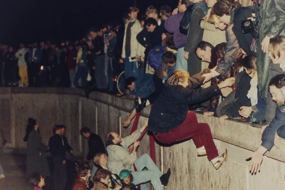 Østberlinere klatrer over muren i Berlin i november 1989.