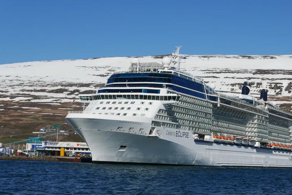 Cruiseskipet Celebrity Eclipse ligger ved kai i byen Akureyri nord på Island, en av byene som nå har fått kansellert en rekke anløp som følge av en ny turistskatt.