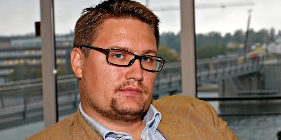 Tinde-eier Raymond Henriksen og selskapet Tinde Energi risikerer en bot på tre milioner kroner fra Forbrukertilsynet.