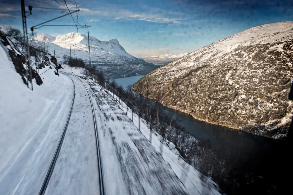 Ofotbanen (bildet) mellom Narvik og Kiruna var stengt i over to måneder sist vinter. Banen er en viktig forsyningslinje, også militært.