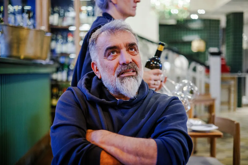 Restaurantdriver Nevzat Arikan merker godt at gjestene bruker mindre penger når de er ute.