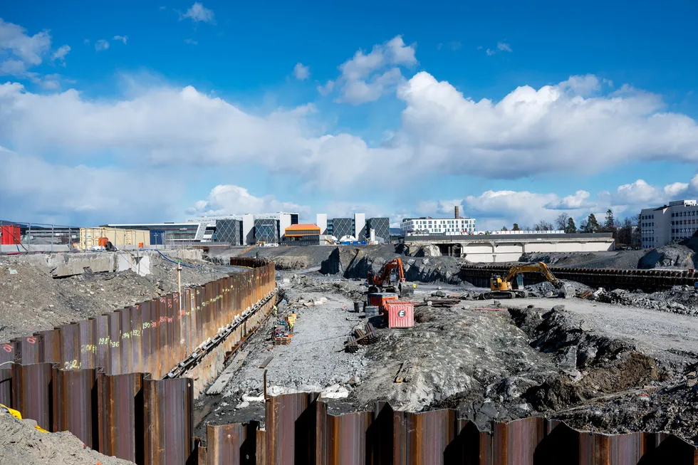 Beslutningstagere låses ofte inn i en ofte ineffektiv prosess hvor endelig prosjektgodkjenning etter hvert blir uunngåelig, skriver artikkelforfatterne.