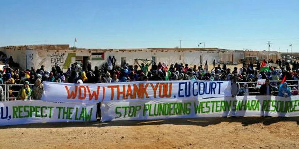 FEIRING: Folk i Vest-Sahara feirer etter domsavsigelsen i EU-domstolen om at EU-flåten ikke har rett til å fiske der.Foto: wsrw.org