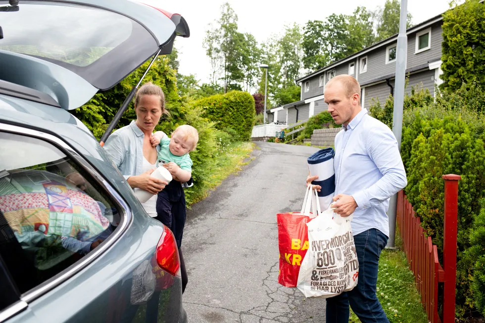 Hanne Kathrine og Tor Espen Stav-Noraas tar bilen ned til Italia, istedenfor å satse på at flyet ikke blir kansellert. Her er de med ni måneder gamle Peder, som snart får selskap av storesøsknene Edvard (5) og Serine (3 1/2) i bilen.