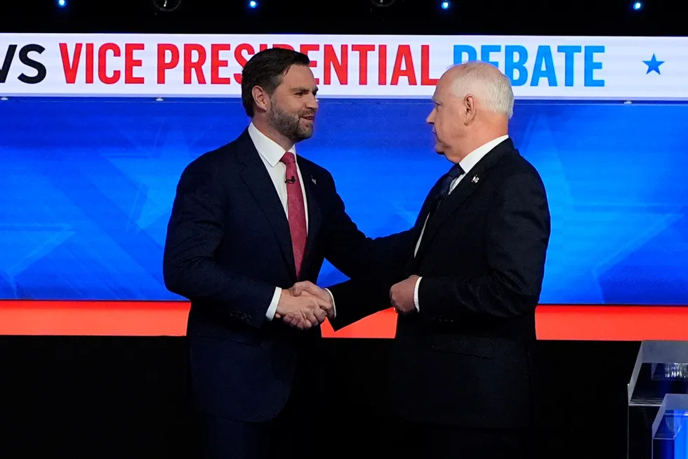 J.D. Vance og Tim Walz hilste på hverandre da debatten startet i New York.