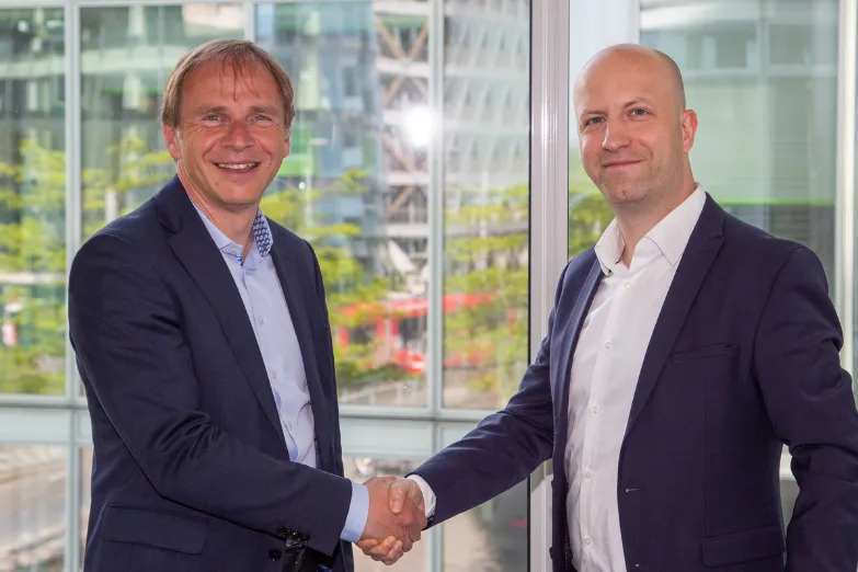 Jan Taschenberger, COO new green power and gas for Uniper (left) shakes hands with ITM CEO Dennis Schulz