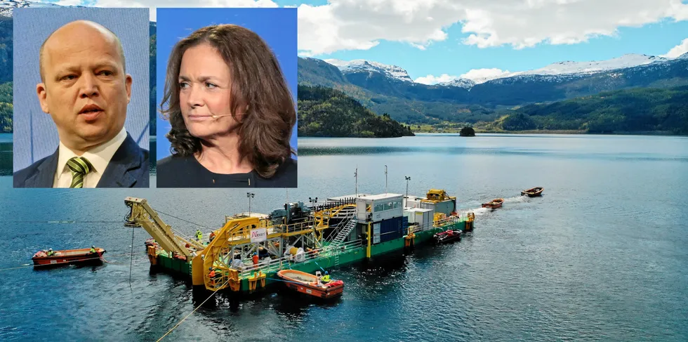 Finansminister Trygve Slagsvold Vedum hevder regjeringen har instruert Statnett og Hilde Tonne til å strupe kabelen til England. Effekten er mindre eksport og mer sparing av vann – og tapte inntekter for kraftbransjen.