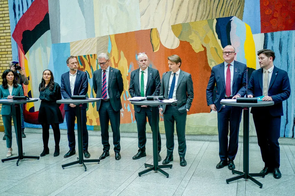 Fortsatt vil flertallet i stortingssalen stemme for det mildere «kritikk», men KrF og MDGs snuoperasjon er likevel verdt å merke seg.
