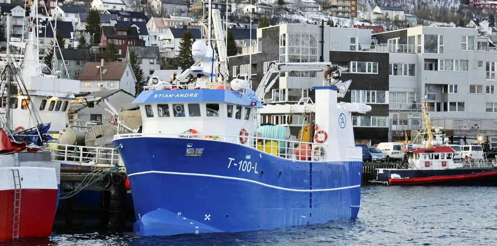 IKKE HEVET: Fiskebåten «Stian-Andre» er enda ikke hevet. Båten ligger på 10 meters dyp ved kaien i Øksfjord. Her avbildet ved kai i Tromsø i (2019).