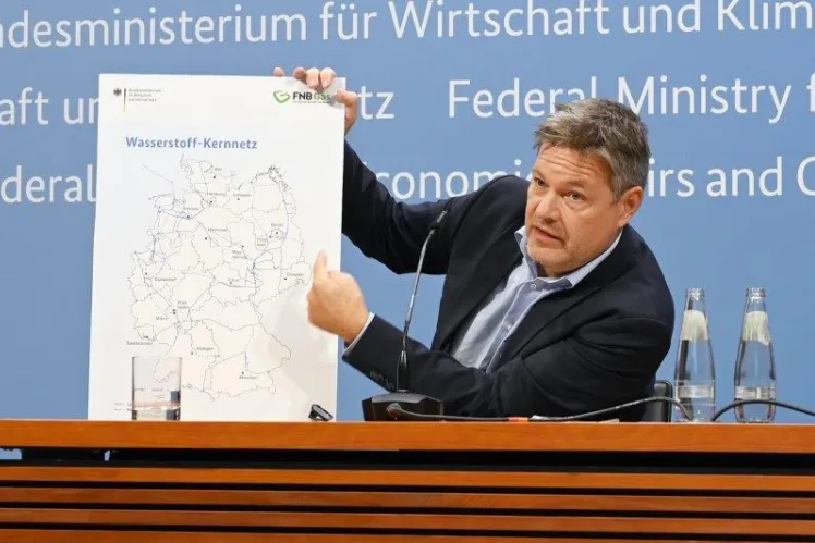 Germany's minister for economic affairs and climate protection, Robert Habeck, presents the plans for a Germany hydrogen core network
