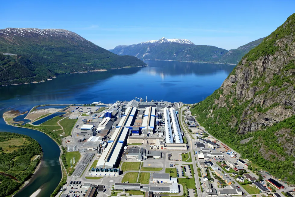 Hydro Sunndalsøra er Europas største fabrikk for primæraluminium og bruker store mengder strøm. Strenge krav for å være med i Statnetts balansemarkeder kan føre til at Hydro og andre virksomheter innen kraftintensiv industri ikke vil være aktive i disse markedene, mener Norsk Industri.