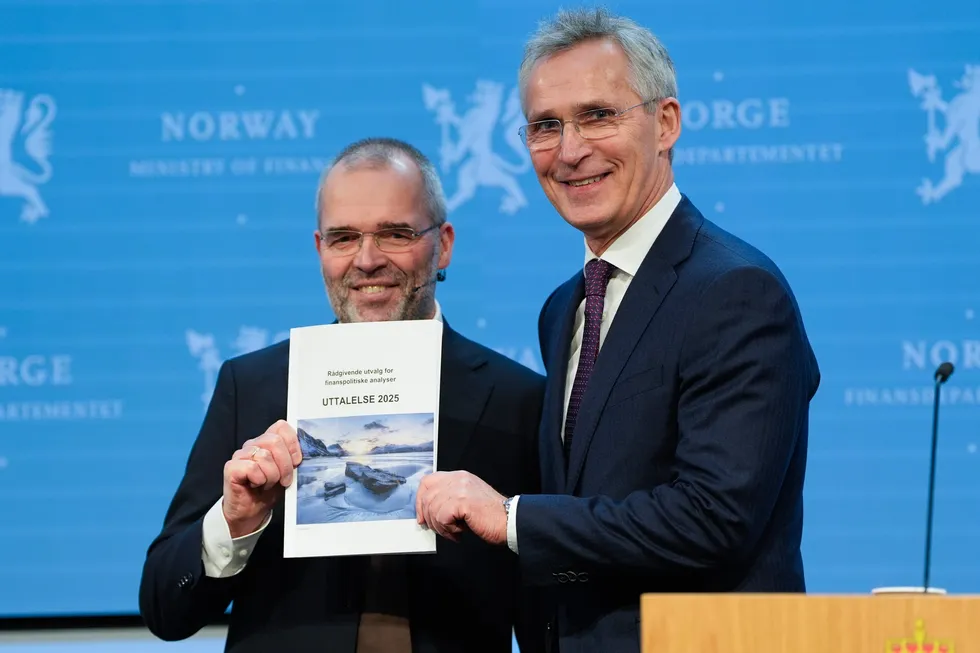 Professor Ragnar Torvik (til v) overleverer en rapport fra Finanspolitikkutvaleget til finansminister Jens Stoltenberg (Ap).
