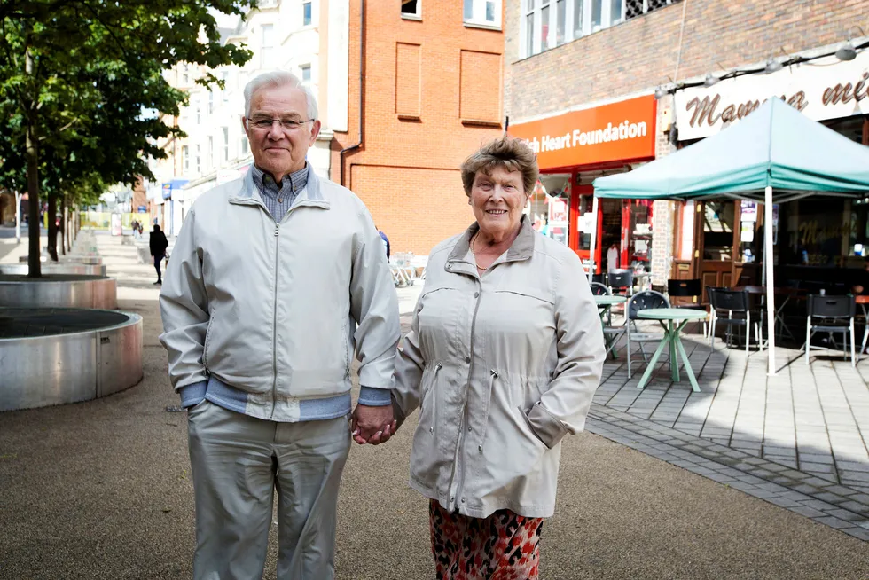 Ekteparet Pat og Jack Brayshaw (78) fra Redhill i Surrey synes det er rimelig at formuende eldre må betale mer for hjemmehjelp, også dersom det skulle gjøre barn og barnebarn arveløse. Foto: Jeff Gilbert