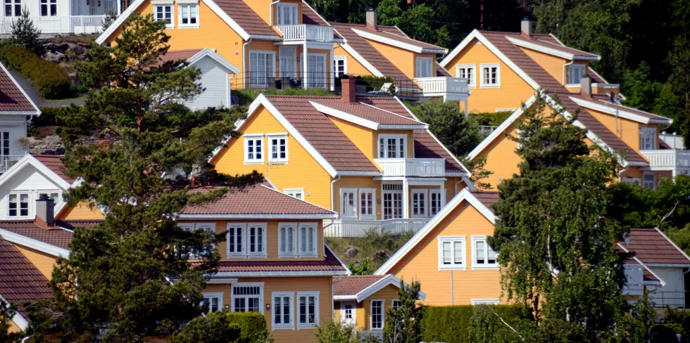Huseiere i Sør-Norge har fått over 60 prosent lavere strømpris fra september til oktober. Nå er også strømstøtten for oktober klar.
