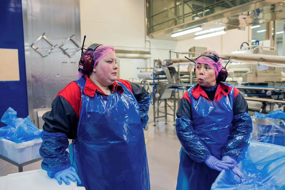 Renate Hansen (til venstre) og Prajak Pettersen, produksjonsarbeidere i Nordlaks i Vesterålen, er blitt permittert minst en måned fremover. Foto: Marius Fiskum