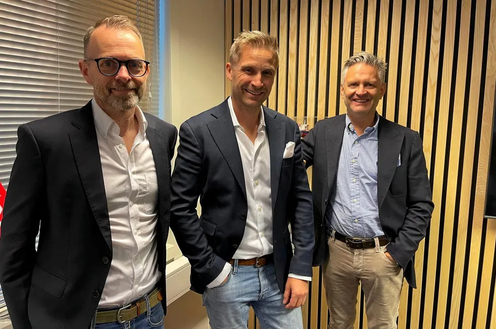 Norlat shipping ble kjøpt av det danske rederiet Norden. Disse Norlat shipping-karene i Bergen er veldig fornøyd med oppkjøpet. Fra venstre: Thomas Johansen , senior chartering manager, Kjell Magne Veka, cargo operations manager, Henrik Lahn-Johannessen, senior chartering Manager.