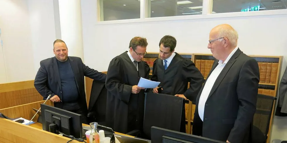 RETTSSAKEN: I dag startet rettsaken mot blant annet lakseselskapet Isqueen og daglig lederKurt Svendsen Lofoten tingrett. Daglig leder i Isqueen, Kurt Svendsen (t.v.), advokat Kenneth Steffensen, Advokat Knut Leknes og styreleder i Isqueen, Sverre Kristoffersen.Foto: Agnar Berg