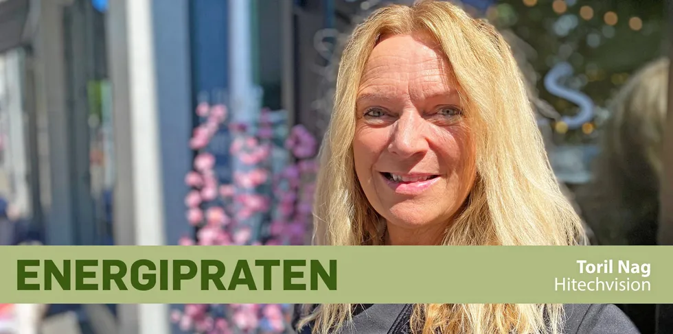 – Så snart det kommer noen pene takpanner med solcellefunksjon, er det bare å ringe