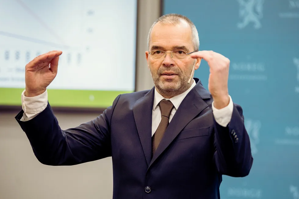 Tror økonomiprofessor Ragnar Torvik (bildet) og resten av Finanspolitikkutvalget at en pris på karbonutslipp løser klimaproblemet alene, spør Sigrun Gjerløw Aasland.