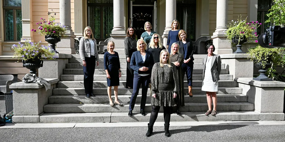 Tina Bru sammen med ti av toppkvinnene innen fornybar energi.