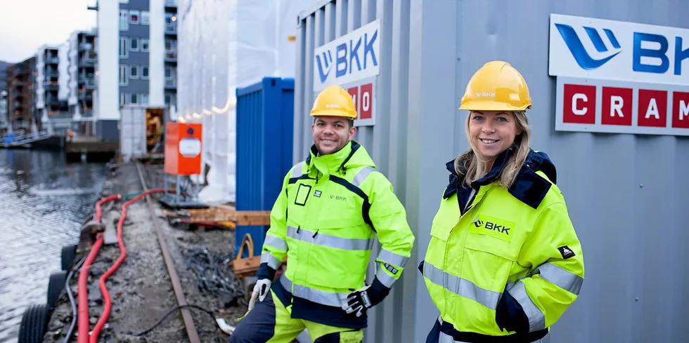Prosjektutvikler Kjetil Strand Solheim og prosjektleder Camilla Moster ved batterikontaineren ved Kranen sameie i Damsgårdssundet i Bergen. For første gang testes batteri som energikilde for å få til utslippsfrie byggeplasser.