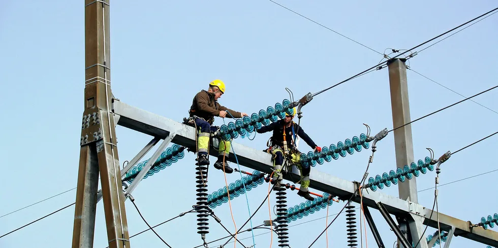 Statnett vil selge 132 kV-nettet i Møre og Romsdal til Mørenett selv om fylkesutvalget mener de bør selge deler av det til NRR.