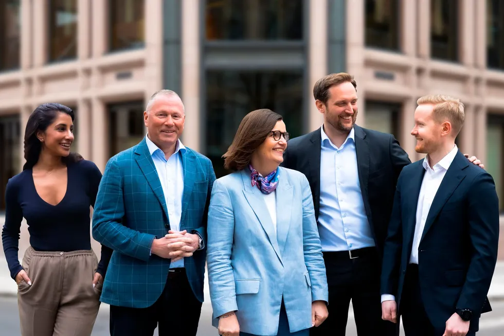 «Oljefondet – på innsiden», en serie i fire deler av NRK. Fra venstre: Vaishali Lara Kathuria, Nicolai Tangen, Grete B. Starheim, Emil Framnes og Haakon Husøy