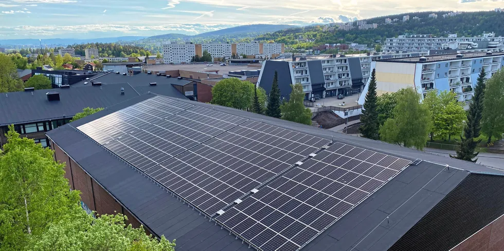 Det var nærmest full stopp i utbyggingen av vannkraft og vindkraft i Norge i fjor. Derimot ble installasjonen av solceller doblet.