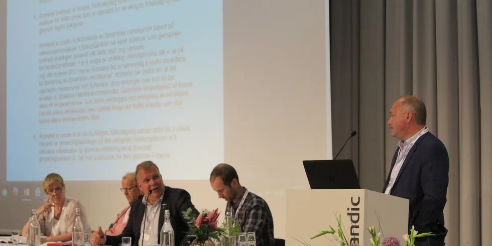 Kjell Bjørnar Bakken (t.h) foreslår at Norges Sildesalgslag må få "håndbrekk", på årsmøtet i Bergen. Foto: Nils Torsvik.