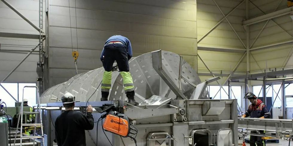 Utblødningstanker for Bakkafrosts nye slakteri under bygging hos Stranda Prolog i Kristiansund.Foto: Anders Furuset