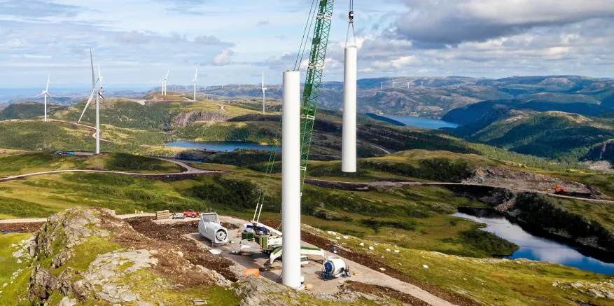 Nå inngår Statkraft en langsiktig avtale med avtale med Aquila Capital om levering av kraft fra to vindparker i Finland som er under bygging. Bildet er fra byggingen av Roan vindpark på Fosen som nå er i full produksjon.
