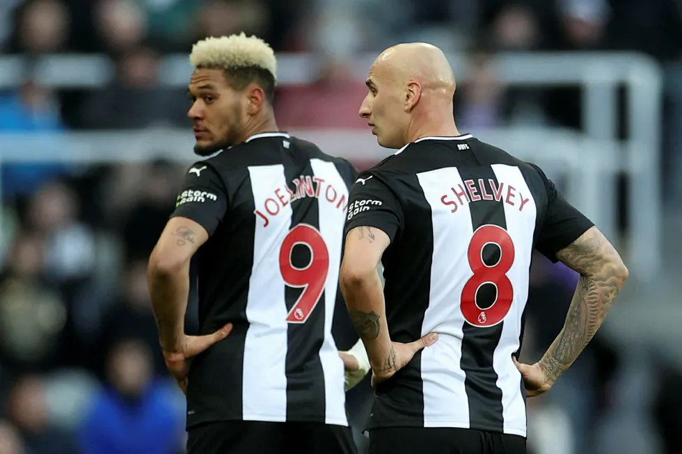 Newcastle United nærmer seg å få nye eiere fra Saudi-Arabia. Det har fått mange til å «si opp» som supportere i protest. Avbildet er spissen Joelinton og midtbanespilleren Jonjo Shelvey i en kamp fra slutten av februar.