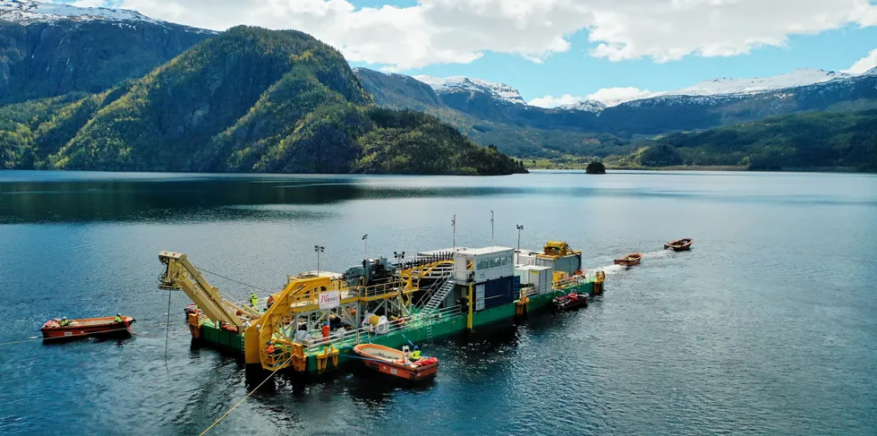Begrensninger på engelsk side har over tid medført at den fastsatte kapasiteten har vært større fra Norge til Storbritannia enn fra Storbritannia til Norge. Som resultat struper Statnett kapasiteten.