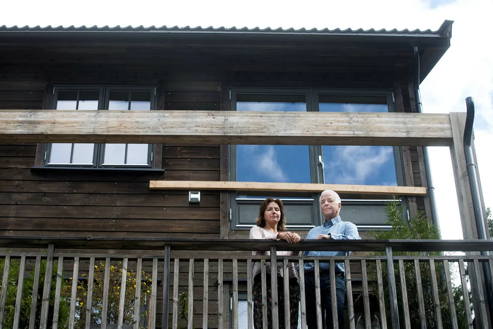 Aslak og Anna Poppe opplevde i april at verandaen i etasjen over ramlet ned bare timer etter de selv hadde sittet på sin egen. De vant sin sak i Oslo tingrett, men mener motparten slapp for billig unna.