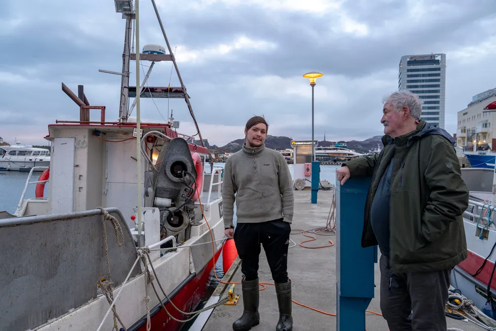 Sander har kalt opp båten sin etter sine to bestefedre. Per og Bjørnar. Her sammen med morfar Per som daglig følger med på Sanders fiskeri.