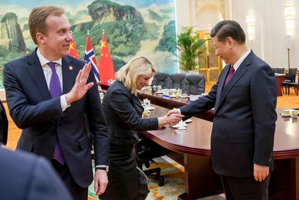 Normaliseringen av forholdet til Kina gjør det mulig å håpe på en fortgang i arbeidet som har pågått i over ti år, men som deler av perioden har stått bom stille på grunn av Nobelprisen til Liu Xiaobo. Her hilser tidligere næringsminister Monica Mæland og utenriksminister Børge Brende på Kinas president Xi Jinping i Folkets store hall etter et historisk møte i Beijing i 2017. Foto: Heiko Junge/NTB Scanpix