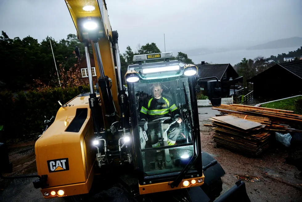 Daglig leder Lasse Belland i Belland Graving as var denne uken selv ute med gravemaskin i Kristiansand. Men han har sagt opp avtalen om å jobbe på E18-prosjektet, fordi han da måtte ha fagorganisert arbeiderne. Foto: Jacob Buchard