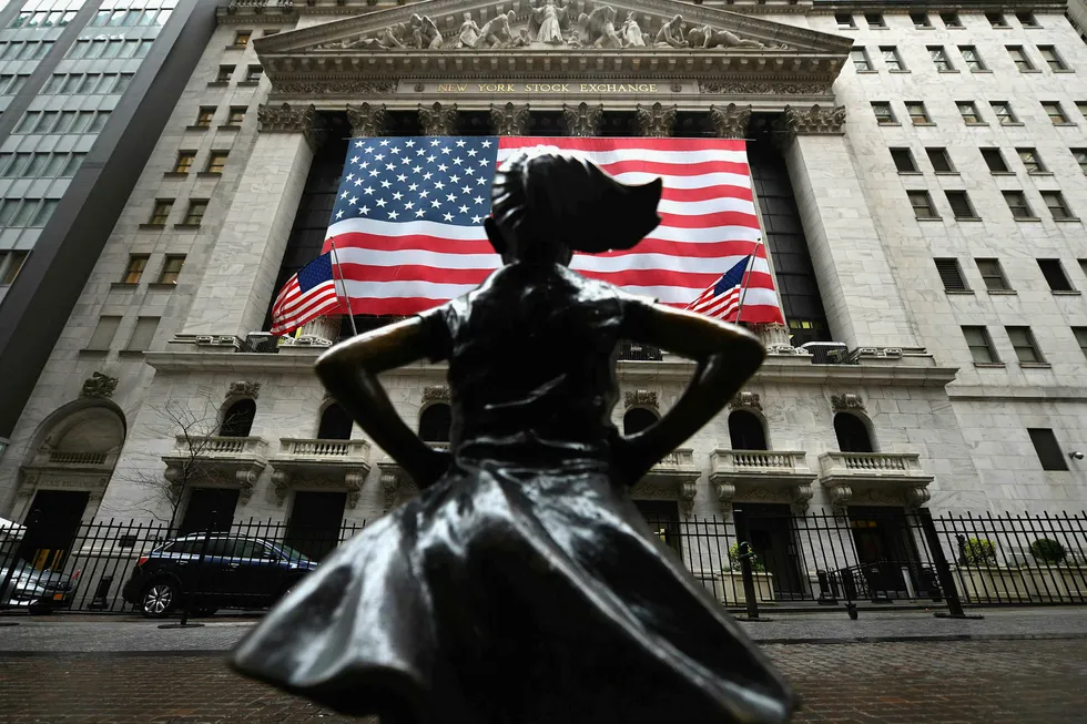 Wall Street-indeksene steg kraftig tirsdag, etter at det er stadig økende håp om at en krisepakke til økonomien skal bli godkjent av Senatet. Avbildet er statuen «The Fearless Girl» utenfor New York-børsen.
