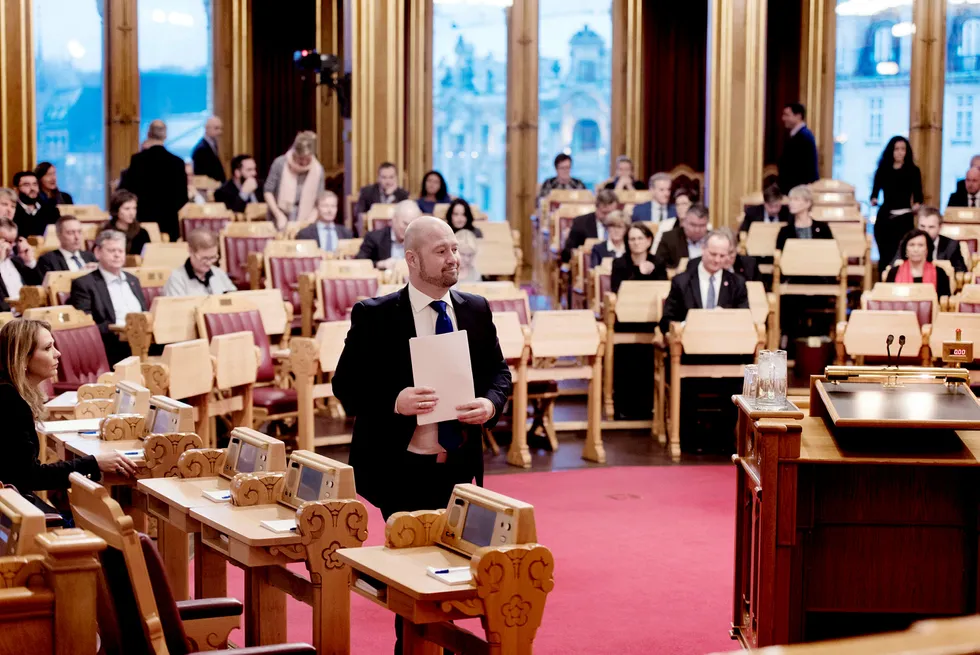 Debatten om dab fortsatte onsdag i Stortinget. Dette er justisminister Anders Anundsen. Til venstre sitter kulturminister Linda Hofstad Helleland, og på første rad til høyre samferdselsminister Ketil Solvik-Olsen. Foto: Skjalg Bøhmer Vold