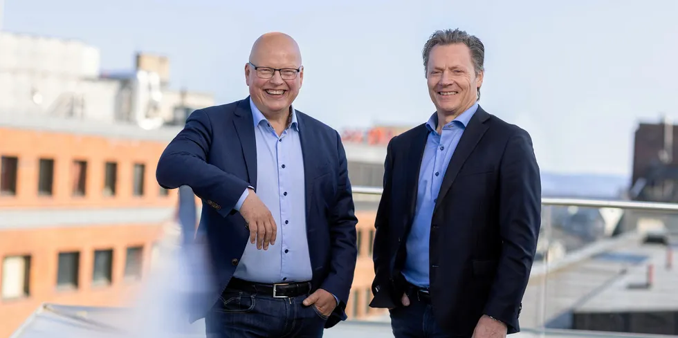 Svein Olav Munkeby, konserndirektør i NTE, og Torbjørn Sotberg, administrerende direktør i TOBB skal samarbeide om å bygge sol på taket og energibrønner hjemme hos folk.