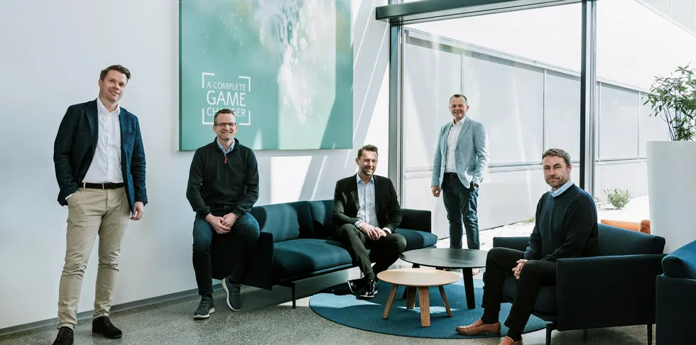 Fra venstre; Frank Edvard Vike (MMC First Process), Bjørnar Flem (Artec Aqua), Petter Leon Fauske, Børre Waagan fra MMC First Process og Asbjørn Skaro (Artec Aqua)