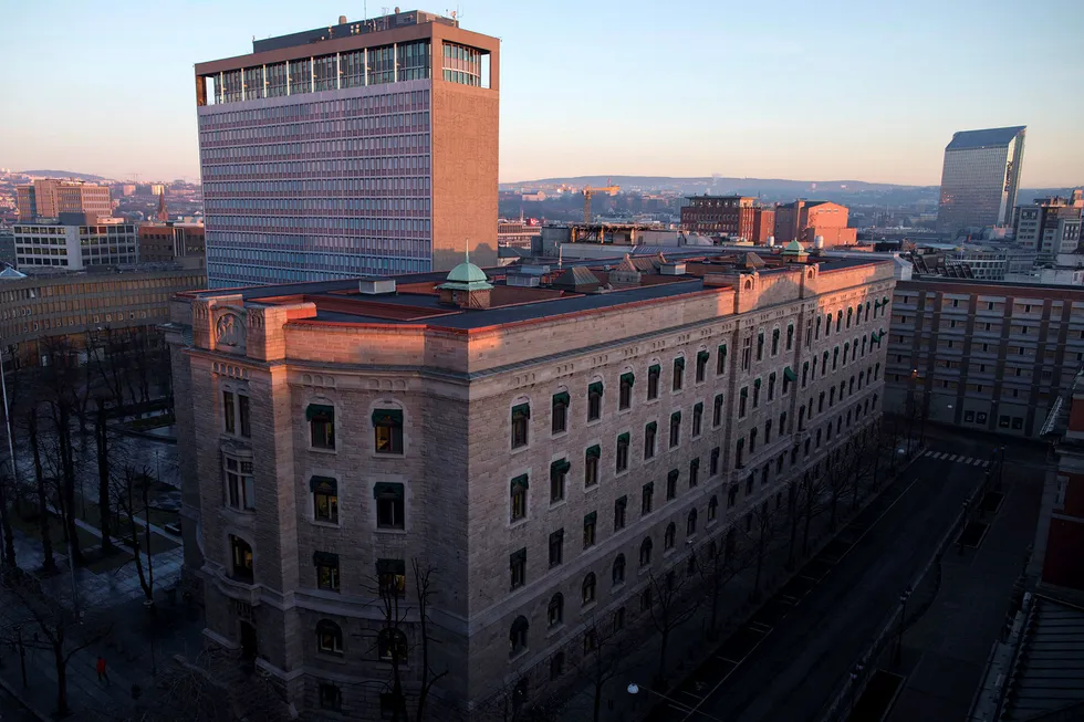 Med bank- og obligasjonsrenter som etter skatt og inflasjon ofte gir negativ avkastning, flyter pengene i mangel av andre alternativer til andre eiendeler, som bedrifter og eiendom, skriver artikkelforfatteren. Her fra Finansdepartementet. Foto: Øyvind Elvsborg