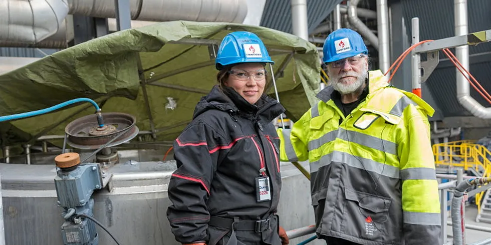 Norges fiskerihøgskole har gjort riktige og viktige strategiske valg, skriver artikkelforfatterne. Bildet viser forsker Gunnilla Eriksen sammen med professor ved UiT Hans Christian Eilertsen i forbindelse med algeprosjektet til UiT på Finnfjord Smelteverk.