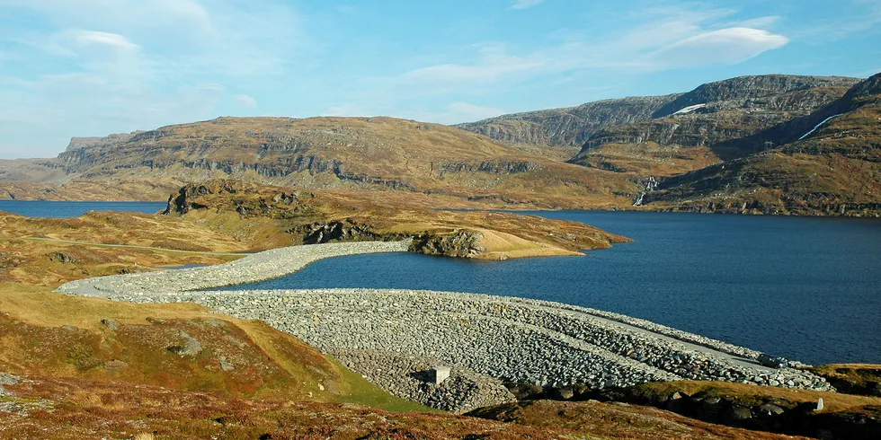 Kvilsteinsvatn sperredam på Vikafjellet.