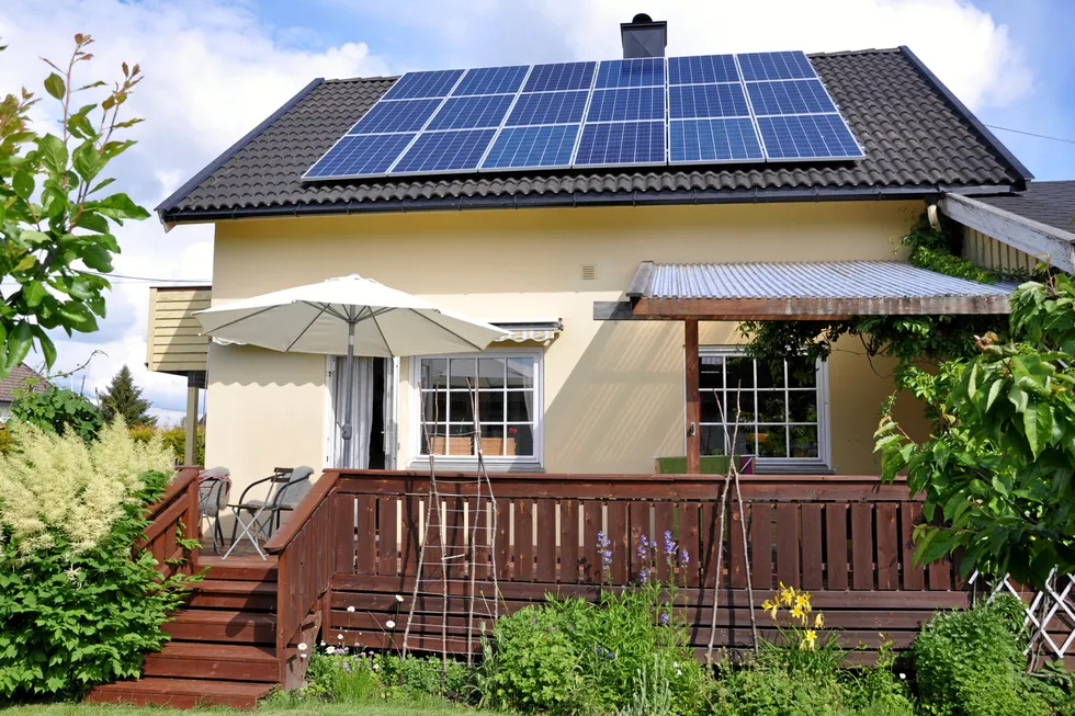 Installasjonen av ny solenergi på private tak falt med 85 prosent fra juni i fjor til i år, viser foreløpige tall fra Elhub. I første halvår har privatmarkedet falt 76 prosent, målt mot samme periode i fjor. Men også bedriftsmarkedet faller nå voldsomt.