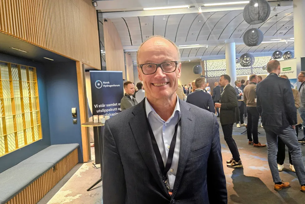 Nils Kristian Nakstad, administrerende direktør Enova og styreleder i Statnett, under en konferanse i regi av Norsk hydrogenforum tidligere i år. Enova-støttet produksjon av hydrogen er blant prosjektene som har bidratt til å forlenge nettkøene. Nå vil Energidepartentet vite hvor mange megawatt nettkapasitet Enovas støtteordninger "spiser".
