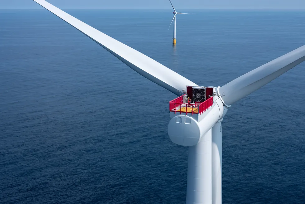 CO2-avgiften fra olje- og gassnæringen kan finansiere utbyggingen av havvind, ifølge Equinor. Vindmøller på Hywind Tampen.