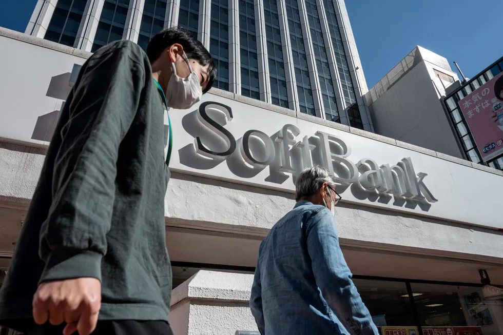 Softbank har gjort et comeback etter tre år med store underskudd. Verdiene har skutt i været og selskapet har en krigskasse på 370 milliarder kroner. Hedgefondet Elliott Management har kjøpt seg opp og forlanger at Softbank starter tilbakekjøp av aksjer. Aksjekursen har steget med over ti prosent på to dager.